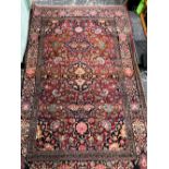 AN ANTIQUE PERSIAN ISFAHAN RUG. 210 x 134cms