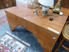 A 20th C. HARDWOOD COFFEE TABLE, THE SQUARED TOP ABOVE SIDES CUT WITH SHAPED ARCHES. W 100 x D 98
