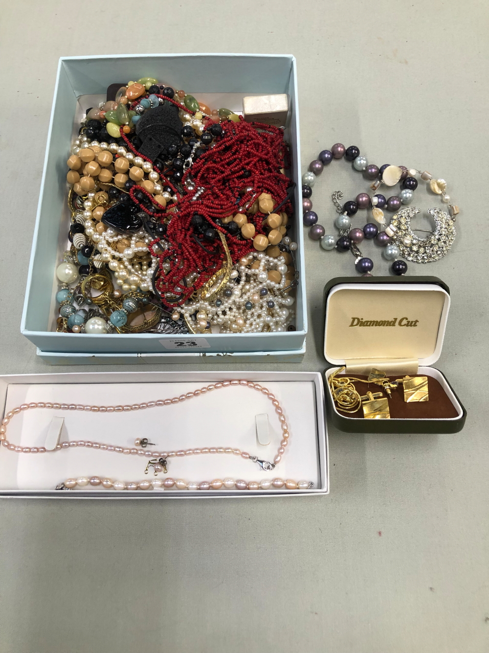 A QUANTITY OF VINTAGE AND MODERN COSTUME JEWELLERY.