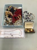 A QUANTITY OF VINTAGE AND MODERN COSTUME JEWELLERY.