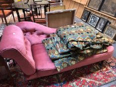 A PINK VELVET UPHOLSTERED CHAISE LONGUE ON MAHOGANY LEGS WITH CASTER FEET, THE BUTTONED BACK ADJUST