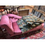 A PINK VELVET UPHOLSTERED CHAISE LONGUE ON MAHOGANY LEGS WITH CASTER FEET, THE BUTTONED BACK ADJUST