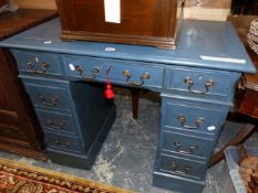 A BLUE PAINTED PEDESTAL DESK, THE KNEEHOLE DRAWER FLANKED BY BANKS OF FOUR DRAWERS ON PLINTH FEET. W