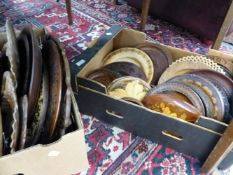 A COLLECTION OF INLAID AND CARVED TRAYS AND BOWLS.