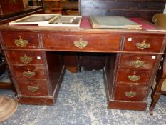 AN EARLY 20th C. MAHOGANY PEDESTAL DESK, THE RED CLOTH INSET TOP OVER A KNEEHOLE DRAWER FLANKED BY B