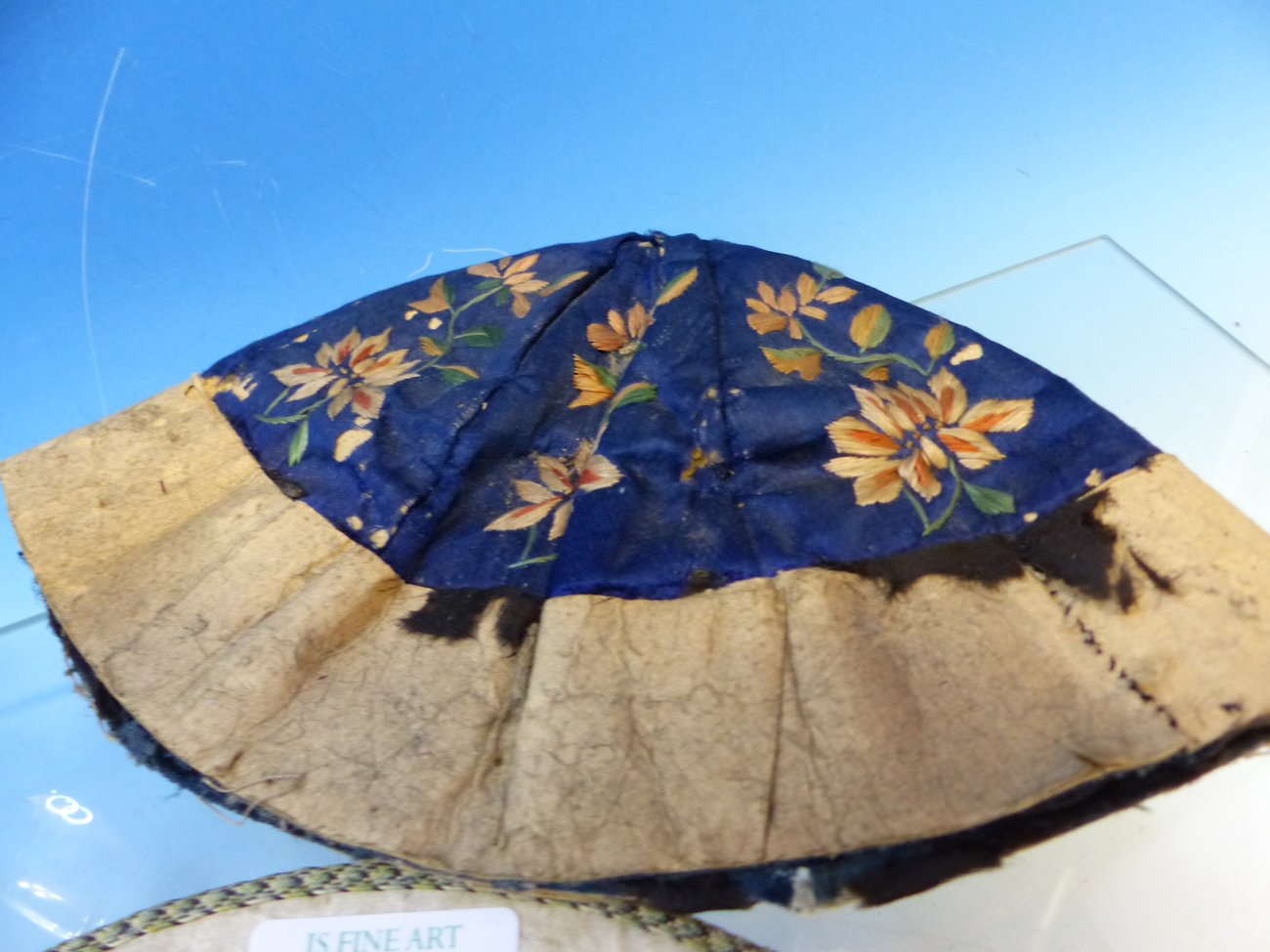 A CHINESE FLORAL EMBROIDERED BLUE CAP, A CHINESE WHITE VASE SHAPED PURSE EMBROIDERED WITH - Image 2 of 12