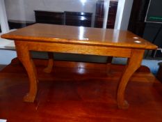 AN OAK COFFEE TABLE. W 54 x D 35 x H 31cms.