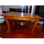 AN OAK COFFEE TABLE. W 54 x D 35 x H 31cms.