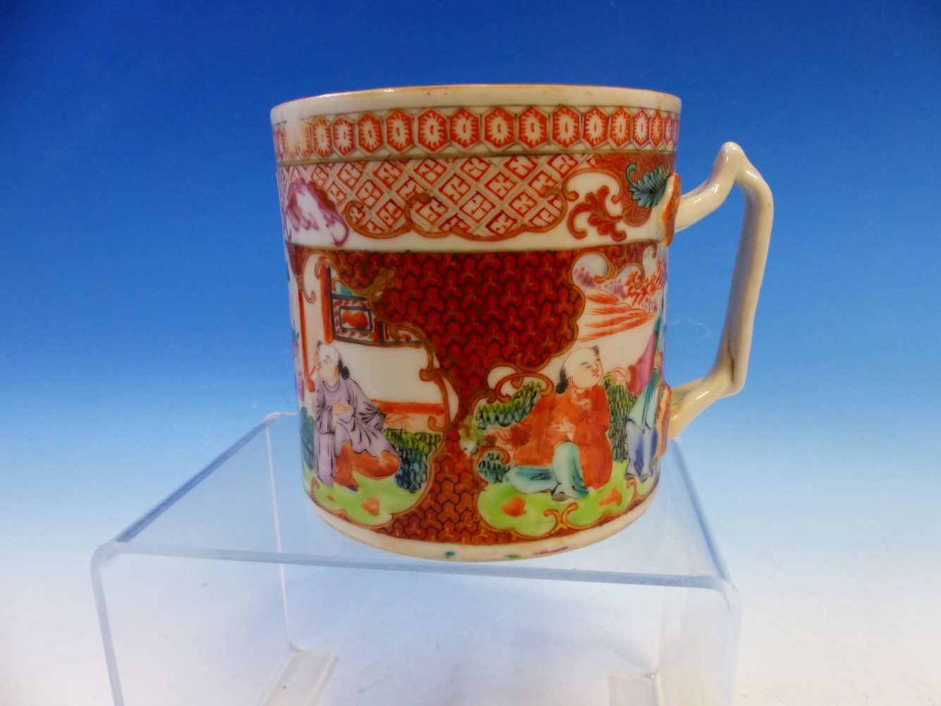 A CHINESE MANDARIN PALETTE MUG PAINTED WITH TWO RESERVES OF FIGURES ON AN IRON RED Y-DIAPER - Image 4 of 6