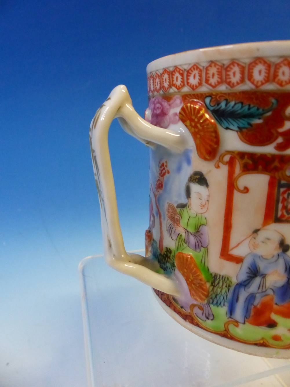 A CHINESE MANDARIN PALETTE MUG PAINTED WITH TWO RESERVES OF FIGURES ON AN IRON RED Y-DIAPER - Image 2 of 6