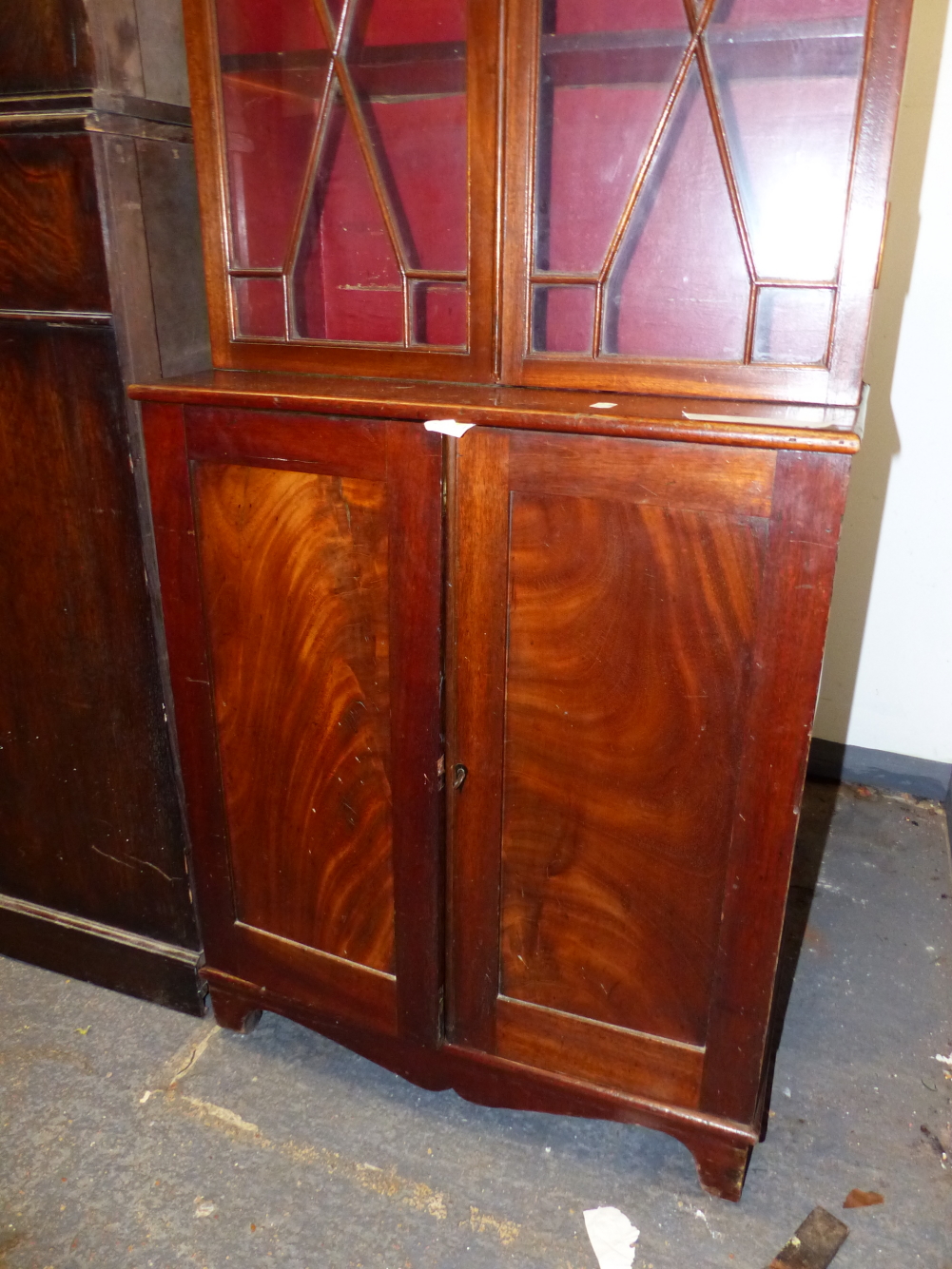 A 19th C. MAHOGANY DISPLAY CABINET, THE UPPER HALF WITH ASTRAGAL GLAZED DOOR, THE BASE WITH A - Image 5 of 9