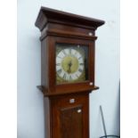 AN 18th C. 30 HOUR CLOCK MOVEMENT WITH BRASS DIAL SIGNED THOMAS PINFOLD, BANBURY IN A LATER OAK