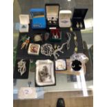 VARIOUS JEWELLERY TO INCLUDE SILVER GEMSET RING, HARDSTONE BRACELET AND MATCHING RING, A LARGE