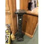 A VICTORIAN STYLE GREEN VARIGATED MARBLE COLUMN.