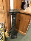 A VICTORIAN STYLE GREEN VARIGATED MARBLE COLUMN.