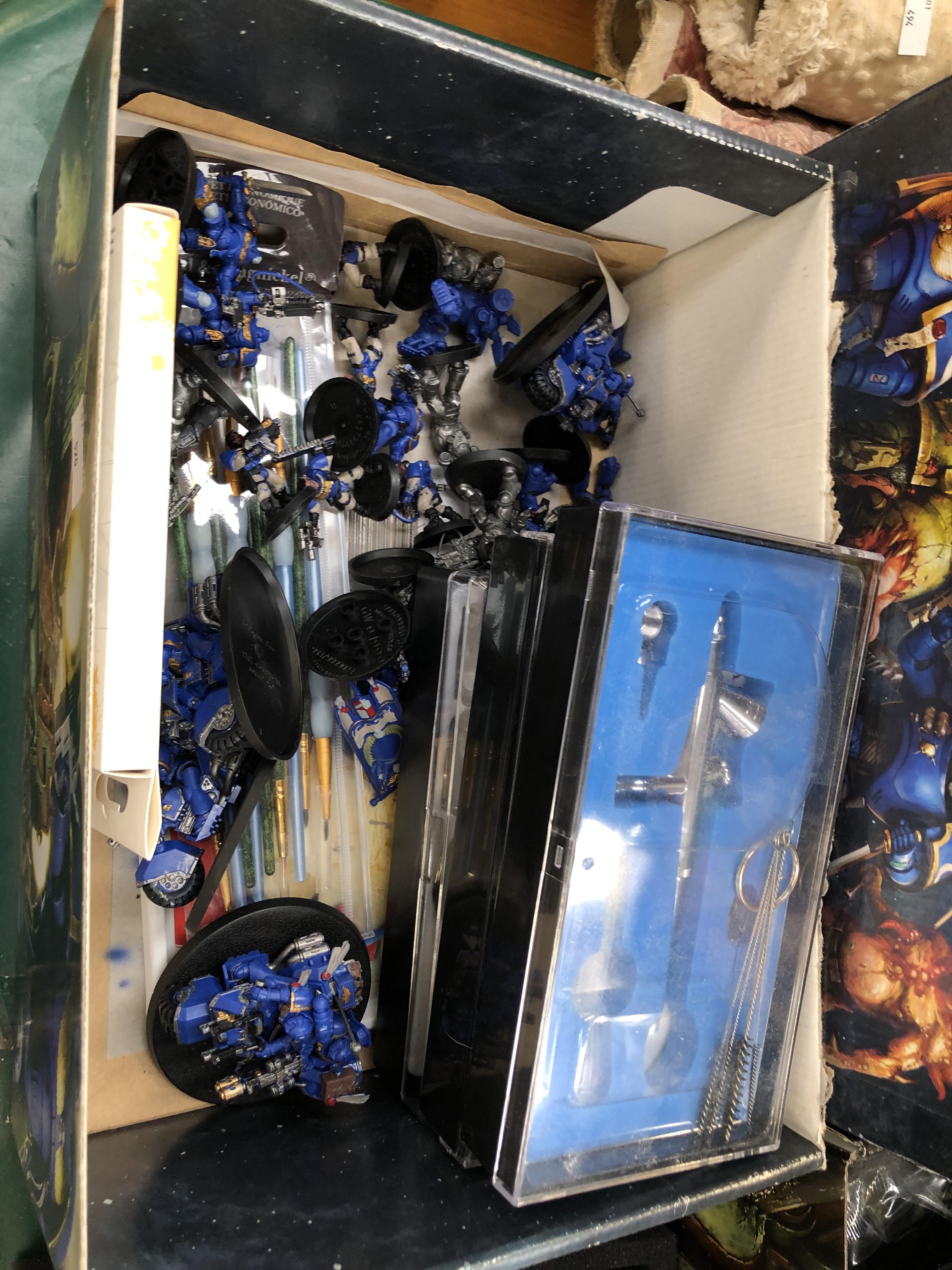 A LARGE COLLECTION OR WARHAMMER FIGURES AND ACCESSORIES ETC. - Image 18 of 23