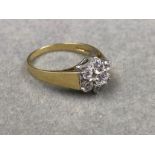 A HALLMARKED 9ct GOLD CUBIC ZIRCONIA SEVEN STONE DAISY CLUSTER RING. FINGER SIZE O. WEIGHT 3.0grms