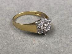 A HALLMARKED 9ct GOLD CUBIC ZIRCONIA SEVEN STONE DAISY CLUSTER RING. FINGER SIZE O. WEIGHT 3.0grms