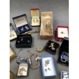 A COLLECTION OF VINTAGE AND MODERN COSTUME JEWELLERY.