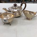 A HALLMARKED SILVER TEAPOT, SUGAR BOWL AND CREAMER. GROSS WEIGHT 636grms.