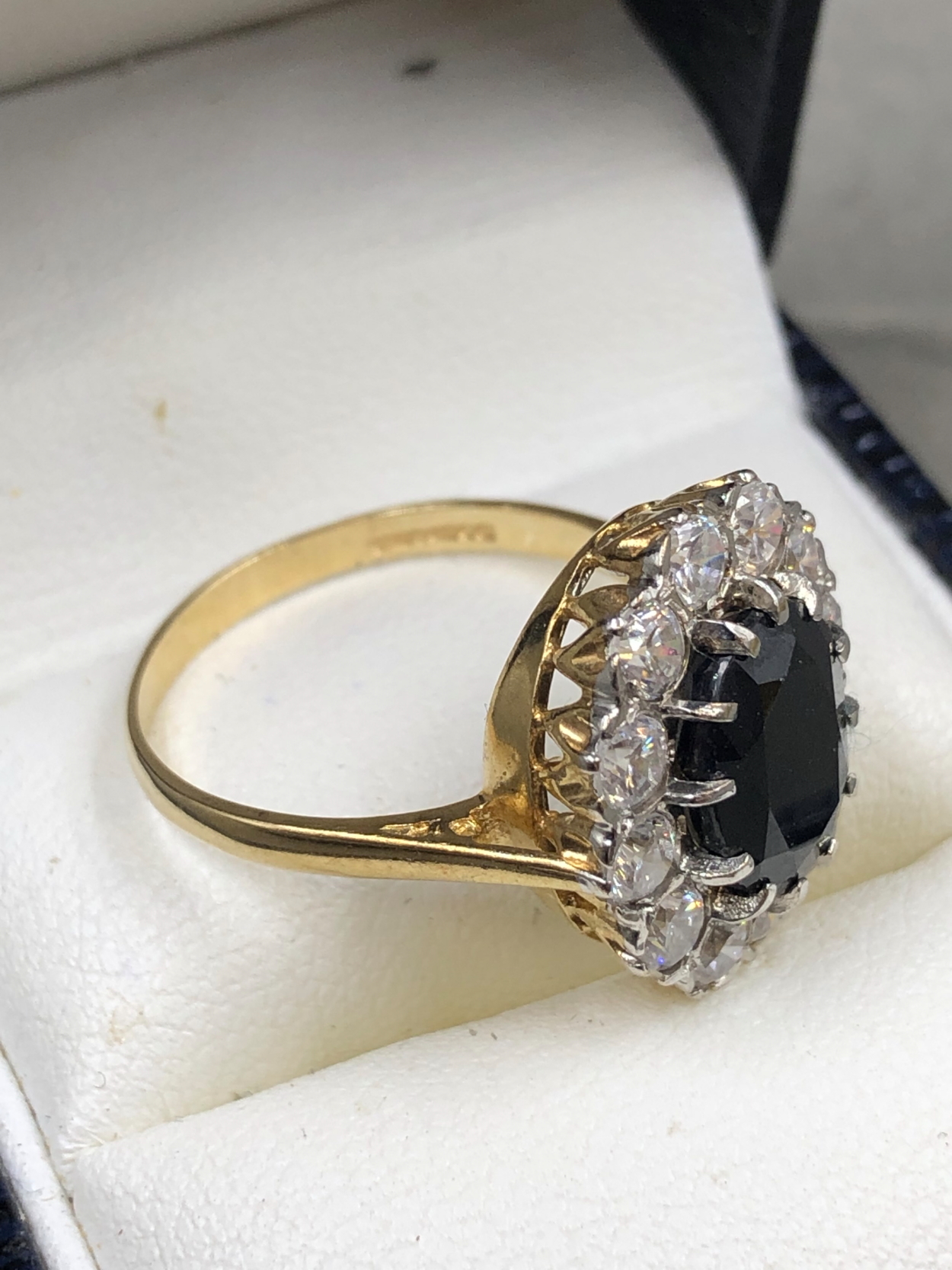 A 9ct GOLD HALLMARKED SAPPHIRE AND CUBIC ZIRCONIA LARGE CLUSTER RING. FINGER SIZE Q. WEIGHT 4. - Image 3 of 3