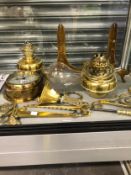 A COLLECTION OF BRASS WARE, TO INCLUDE: A WALL CLOCK, TWO OIL LAMPS, PLATE STANDS, A BELL, ETC.