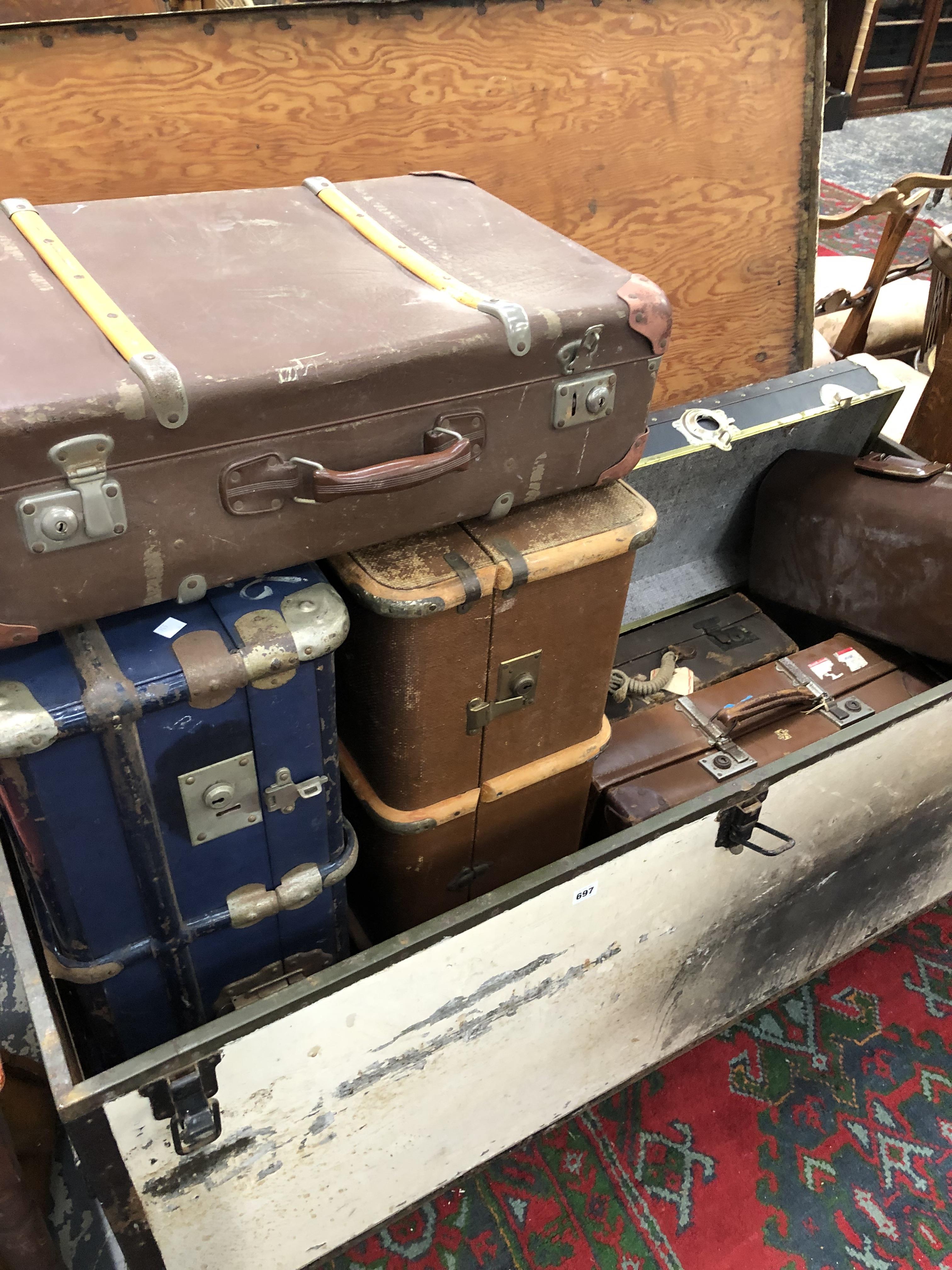 A QUANTITY OF VARIOUS VINTAGE LUGGAGE.