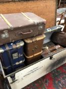 A QUANTITY OF VARIOUS VINTAGE LUGGAGE.