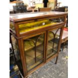 AN EDWARDIAN INLAID MAHOGANY BIJOUTERIE CABINET WITH RISING TOP OVER TWO GLAZED CABINET DOORS. W