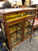 AN EDWARDIAN INLAID MAHOGANY BIJOUTERIE CABINET WITH RISING TOP OVER TWO GLAZED CABINET DOORS. W