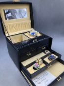 A QUANTITY OF VINTAGE COSTUME JEWELLERY CONTAINED IN A JEWELLERY CASE.
