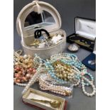 VARIOUS ITEMS OF COSTUME JEWELLERY TO INCLUDE BEADS, BROOCHES, EARRINGS ETC SOME CONTAINED IN A