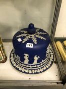 A BROWN AND A BLUE JASPER STILTON DISH AND COVER TOGETHER WITH A MAJOLICA PLANTER