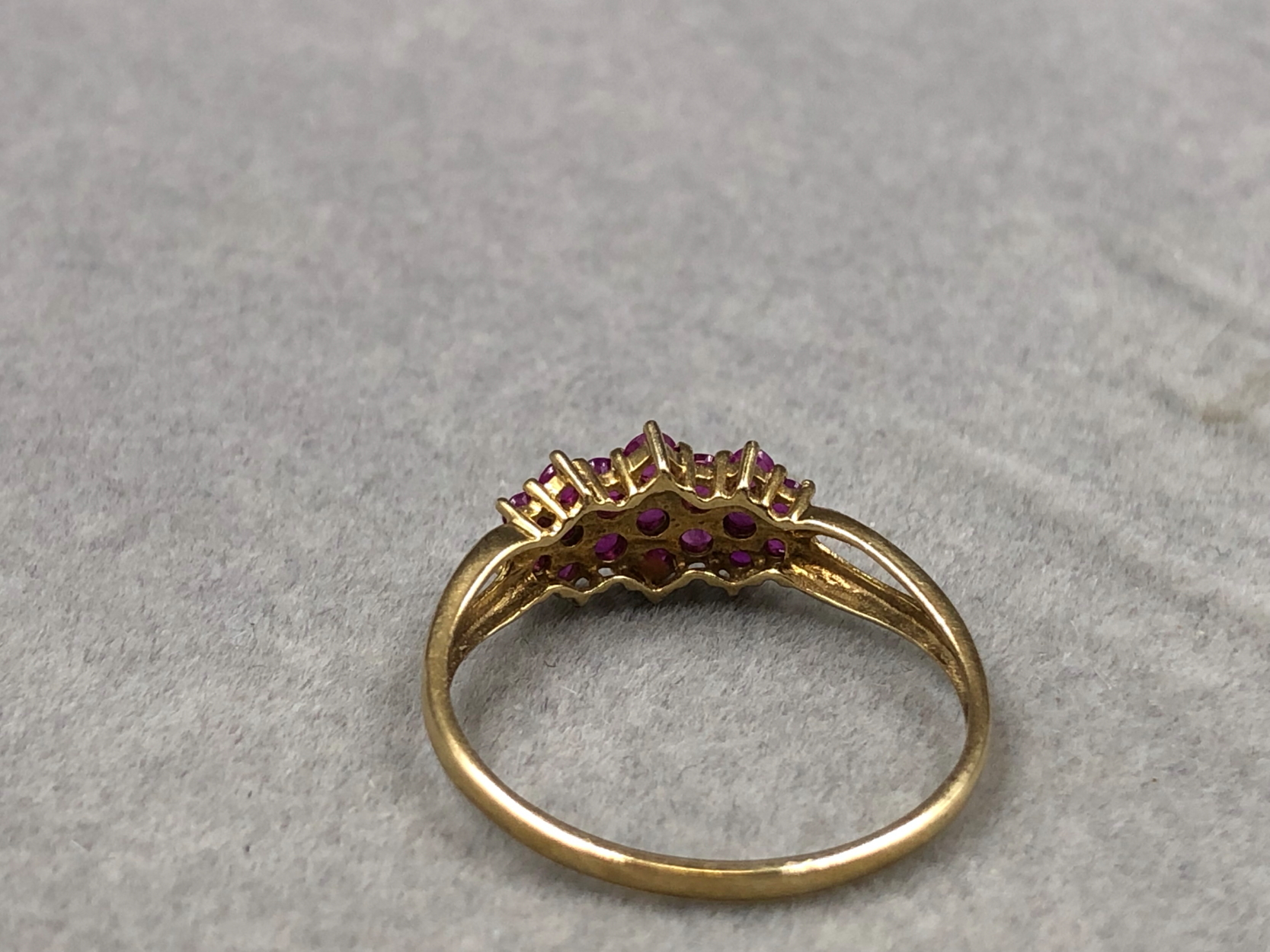 A HALLMARKED 9ct GOLD RUBY MULTI CLUSTER DRESS RING. FINGER SIZE T. WEIGHT 1.5grms. - Image 4 of 4