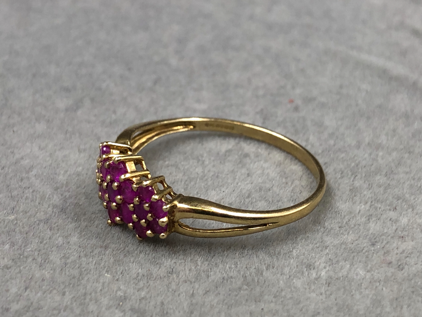 A HALLMARKED 9ct GOLD RUBY MULTI CLUSTER DRESS RING. FINGER SIZE T. WEIGHT 1.5grms. - Image 3 of 4