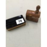 AN ANTIQUE TREEN SEWING CLAMP TOGETHER WITH A A GILT METAL AGATE LIDDED BOX.