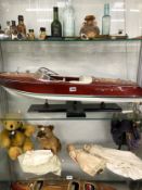 A MODEL SPEED BOAT MOUNTED ON BESPOKE STAND AND FLYING THE ITALIAN NAVAL COLOURS