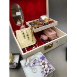 A VINTAGE JEWELLERY CASE AND CONTENTS TO INCLUDE RINGS, EARRINGS, BROOCHES, NECKLACES ETC.
