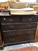 AN EDWARDIAN OAK CHEST OF FIVE DRAWERS.