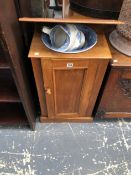 A ANTIQUE MAHOGANY WASH STAND CABINET WITH BLUE AND WHITE JUG AND BOWL. W 46 X D 41 X H 75cms.