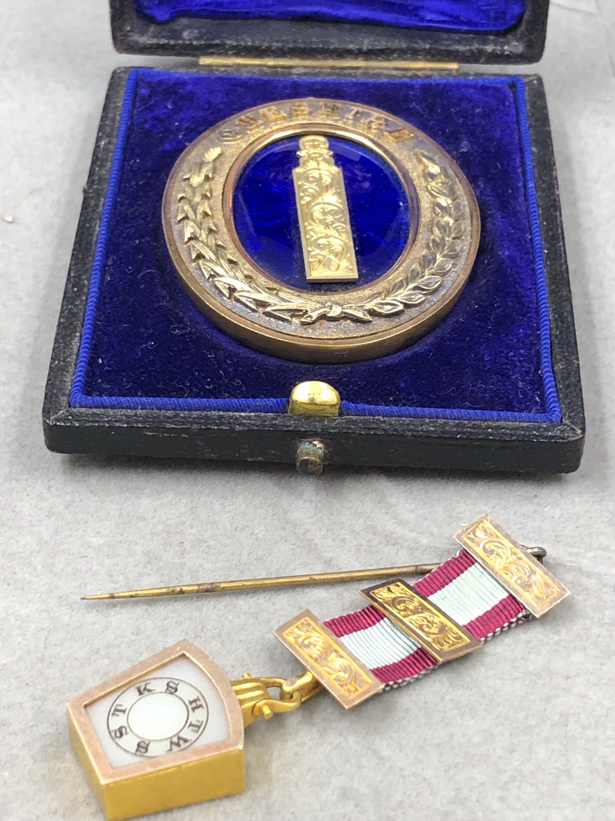 AN VINTAGE 9ct GOLD MASONIC AGATE KEYSTONE PENDANT / FOB, HTWSSTKS, TOGETHER WITH A HALLMARKED