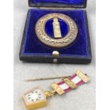 AN VINTAGE 9ct GOLD MASONIC AGATE KEYSTONE PENDANT / FOB, HTWSSTKS, TOGETHER WITH A HALLMARKED