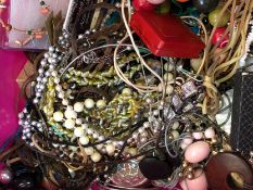 A QUANTITY OF MAINLY MODERN COSTUME JEWELLERY.