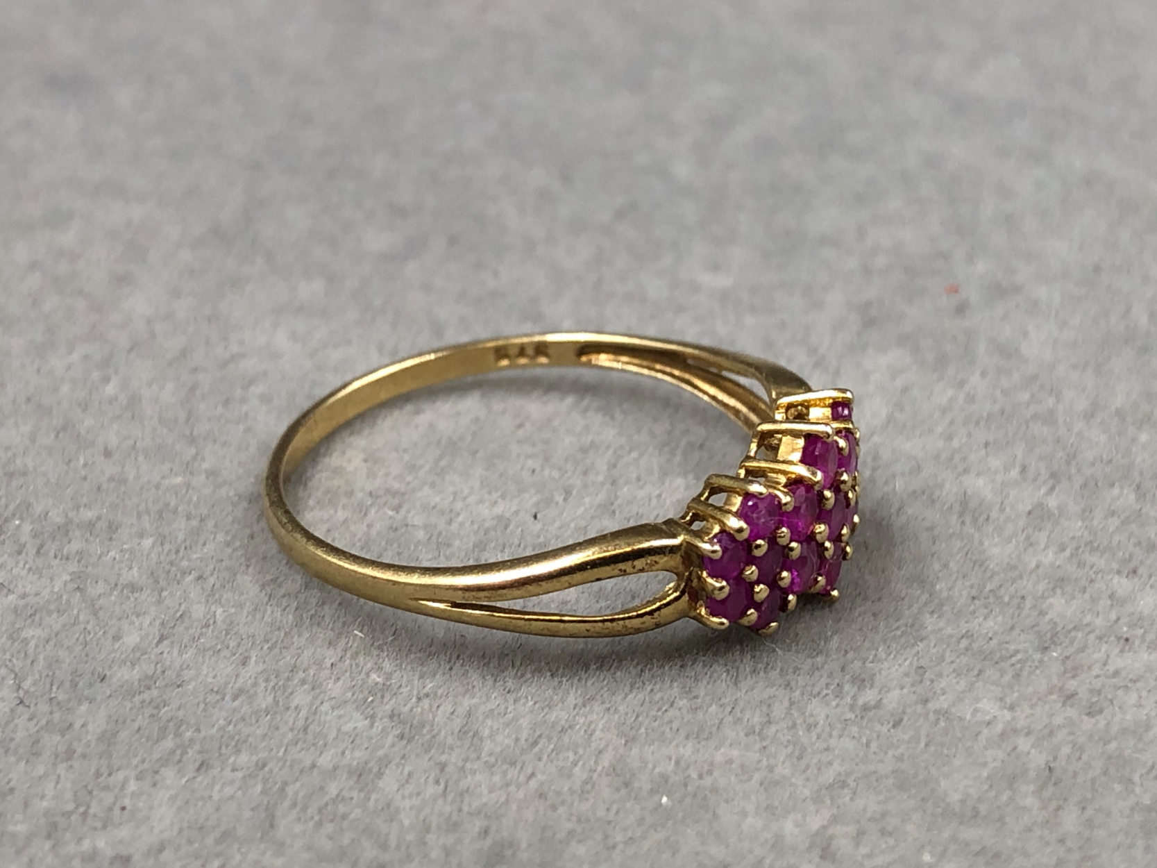 A HALLMARKED 9ct GOLD RUBY MULTI CLUSTER DRESS RING. FINGER SIZE T. WEIGHT 1.5grms. - Image 2 of 4