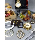A COLLECTION OF JEWELLERY TO INCLUDE AN ANTIQUE GILT AND CARVED SWIVEL BROOCH, ANTIQUE BEADS, A