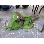 A LARGE GREEN RECORD BENCH VICE.