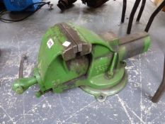 A LARGE GREEN RECORD BENCH VICE.