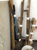 A QUANTITY OF VINTAGE AND OTHER GARDEN HAND TOOLS, A SHOOTING STICK AND AN EASTERN HAND DECORATED