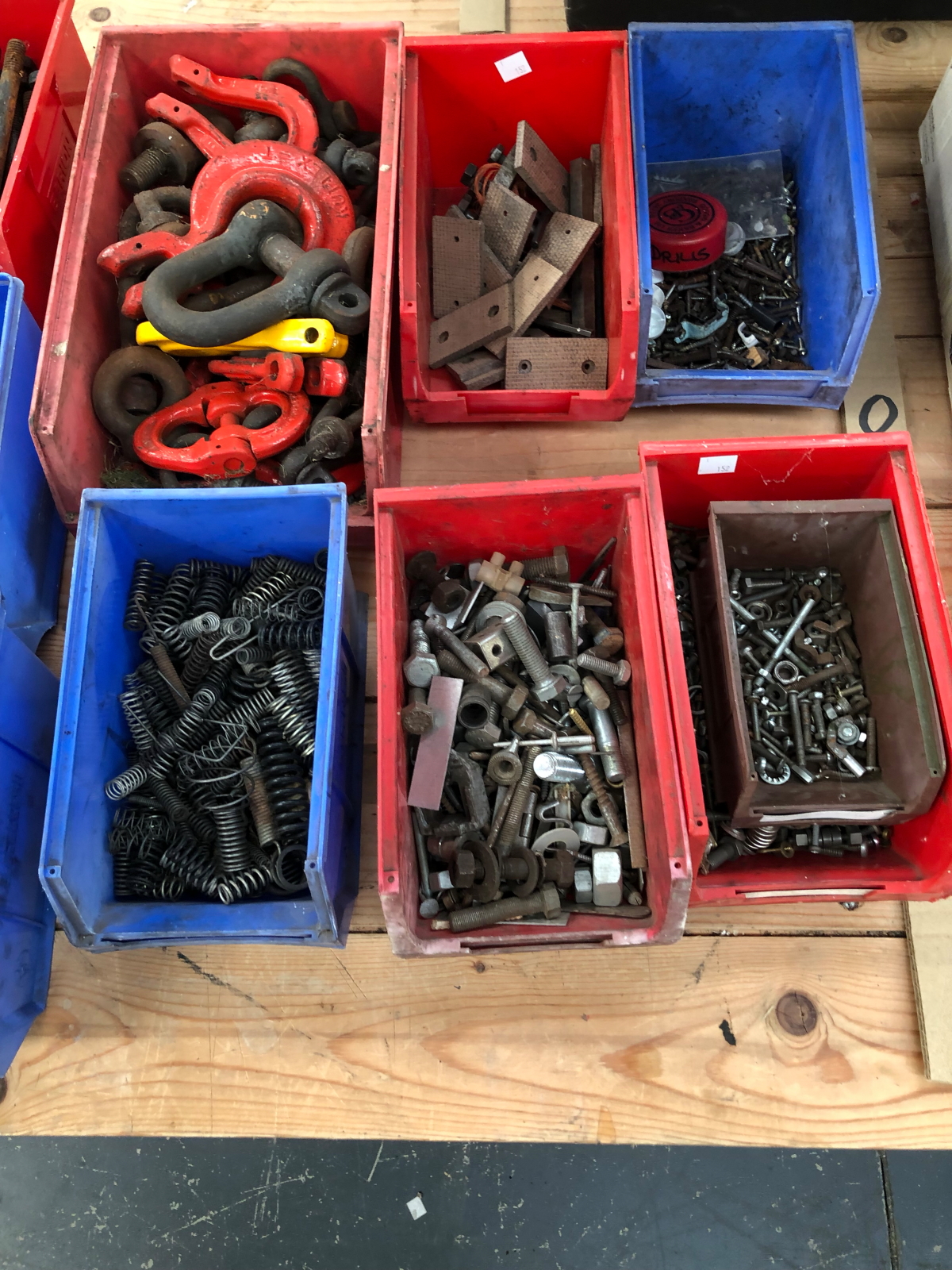 A LARGE QUANTITY OF NUTS, BOLTS, FIXINGS ETC. - Image 4 of 4