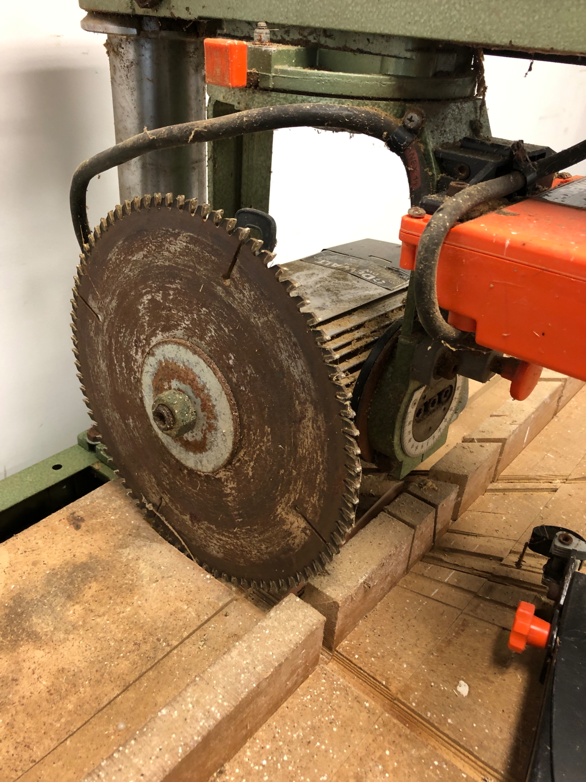 A DEWALT POWER SHOP DW1501 CHOP SAW ON BENCH WITH INSTRUCTION MANUAL. - Image 2 of 3